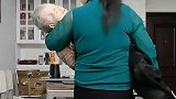 81岁母亲因脑出血瘫痪最近睡眠老不好，52岁女儿抱在怀里哄睡