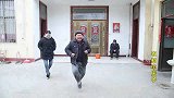 农村老爸跳舞蹈，儿子问老爸学习好吗？老爸回答真逗，惹笑儿媳妇
