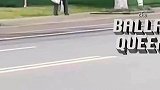 老人马路边遇国防电缆标志，踢歪后拔出扔在一旁