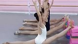 小姑娘在舞蹈房基本功，这柔韧度太让人羡慕啦，可看着很心疼！