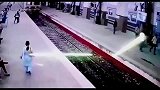 眼看地铁就要进站了，结果意外发生了，车上乘客纷纷逃跑