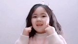 小女孩的表情，真的好乖巧呀
