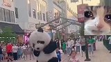 “功夫熊猫”，街头嗨舞引围观