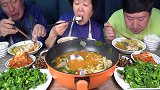 韩国大婶一家三口吃豆芽大乱炖，配着泡菜，大口吃得真诱人