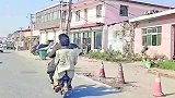 路上偶遇两位犀利哥，造型比乞丐还邋遢