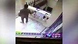 良心不会痛？纪念维猜球衣在大使馆被偷