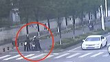 江苏一男子骑车在公交站做龌龊事 谁料女孩报警逃也没用