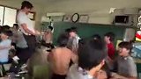 实拍韩国学生集体在教室庆祝赢球 甚至有人脱衣庆祝