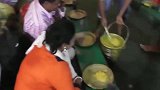 印度人这是在搞什么活动几百人一起聚餐吃饭，场面真壮观