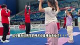 全红婵教学小朋友变全教练，和身边小妹妹握手，脸上笑开花像大姐姐