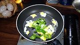 蛋炒饭怎么炒好吃又简单易学，简单又好吃的青椒蛋炒饭