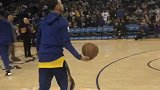 赛前热身又有新内容！库里小碎步上篮数不清走了几步