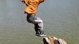 男子跳河没人管，跳下去之后瞬间就后悔了，这下子可怎么上来啊！