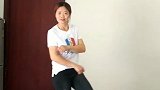 侧滑重点：脚尖移动另一只脚抬起，脚跟移动另一只脚点地