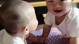 双胞胎宝宝好恩爱,你头靠着我,我头靠着你,小表情太萌了！