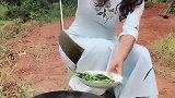 姑娘野外炒菜，色香味俱全，看着就很好吃