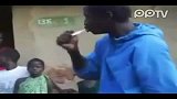 娱乐播报-20111130-非洲人拜骆驼为师“喷泉哥”秒杀葫芦娃！练成一身绝技