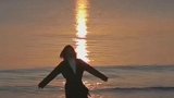 王丽坤在日照阳光海岸迎着日出翩翩起舞  经山海