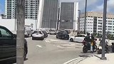 佛罗里达州的升降马路上面趴着一个男人