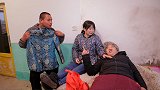 老汉生病，村民提礼物来探望，二货小伙却来帮忙准备后事