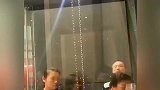 优雅的奶奶不慌不忙使绝招, 这是个高手