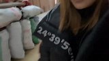 美女自驾没找到露营地，轮胎扎爆，她该怎么办？