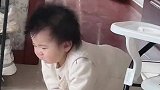 爸爸给宝宝喂了个奶片