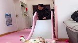 宝宝不敢滑滑梯，奶奶鼓励她要勇敢，结果就悲剧了