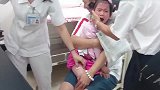 老爸逼女儿打针，小萝莉哭得莉花带雨，可怜的孩子