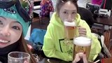 网友偶遇应采儿拍多张亲密合照，已怀二胎的她喝啤酒引争议