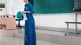 这姑娘第一次上台讲课，多少有点紧张和害羞啊！