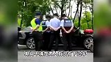 网约车拒绝违停引纠纷，两乘客赖车上超24小时，司机：还尿我车上