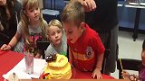 为3岁儿子做蛋糕，儿子正开心，爸爸接下来却让儿子暴走