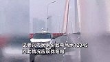 武汉白沙洲大桥冰凌脱落，多辆车被砸应该找谁赔？12345：城市投资