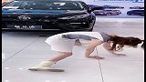 美女本想劈个腿，突然发现地面瓷砖反光，美女脸都红了！