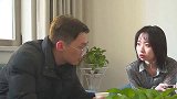 小伙去朋友家做客，把朋友藏在窗台上的可乐喝了