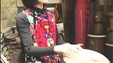丽江古城遇见的手鼓美女，特色服装，手鼓敲的也不错！