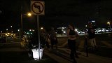 男子伪装成树人恐吓路人，路人非常害怕