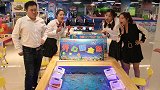 老师带同学们去捞鱼，结果老师买了烤肠引诱同学们比赛，结局太逗
