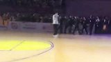篮球-16年-MVP呐喊声震耳欲聋 科比向现场球迷挥手致意-新闻