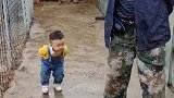 经常跟太姥爷待在一起，这小玩意今天步调终于一致了