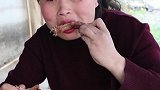 胖妹嘴馋吃网红鸭脖，这回买了5斤解馋，吃相简直了