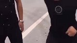 两个小伙子在打劫别人，结果是这个样子打劫
