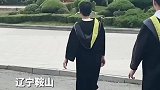 笑着笑着就哭了！脚崴后拍毕业照，被室友模仿