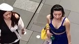 时尚穿搭美女达人，好姐妹夏日吊带背心短裤装穿凉鞋