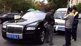 面包车追尾劳斯莱斯不怕赔？车主下车淡定回应：看我车尾写了啥！