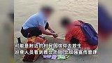 广东两女子往河里“放生”一大袋鱼豆腐，水务局：可能是因信仰去放生