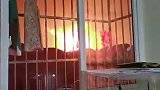 四川广汉鞭炮厂爆炸腾起“蘑菇云” 小孩大喊：妈妈快跑！