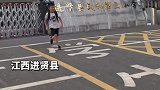 小学生放学空翻跳车潇洒离去