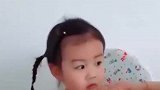小萝莉高歌一曲，虽然歌词全不会但是气势不能输